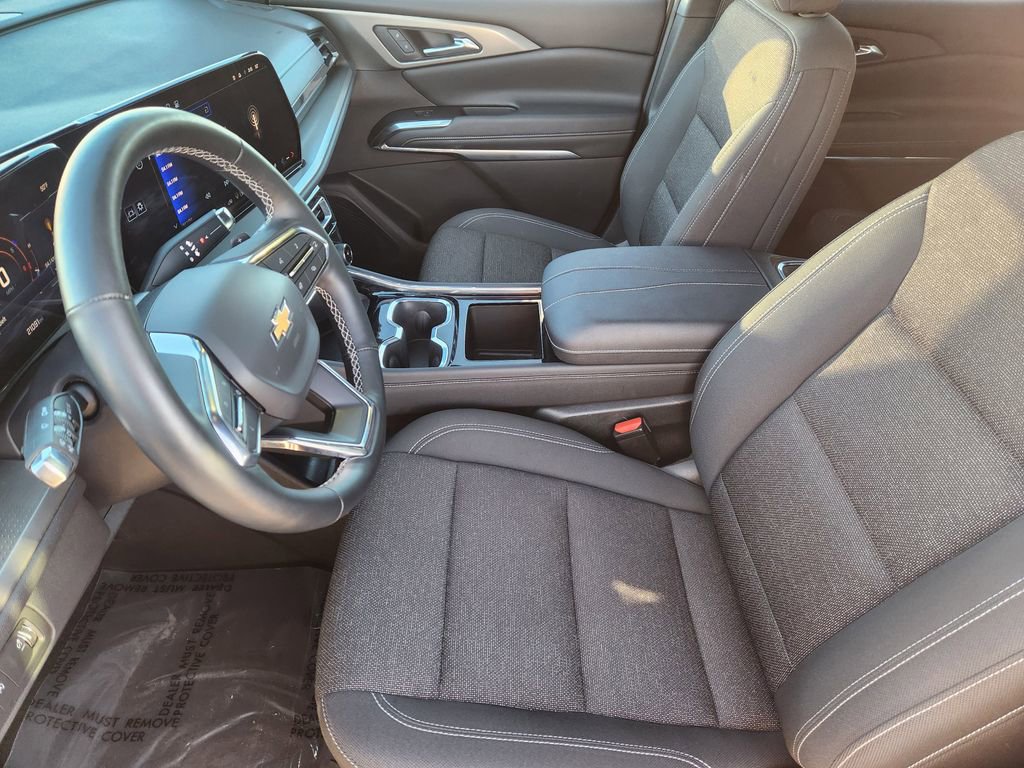 Used 2025 Chevrolet Traverse LT image 14