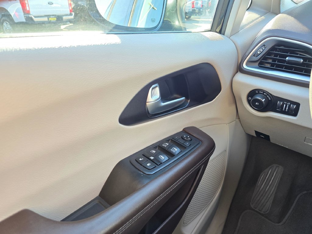 Used 2020 Chrysler Pacifica Touring w/ Tire & Wheel Group FWD image 31