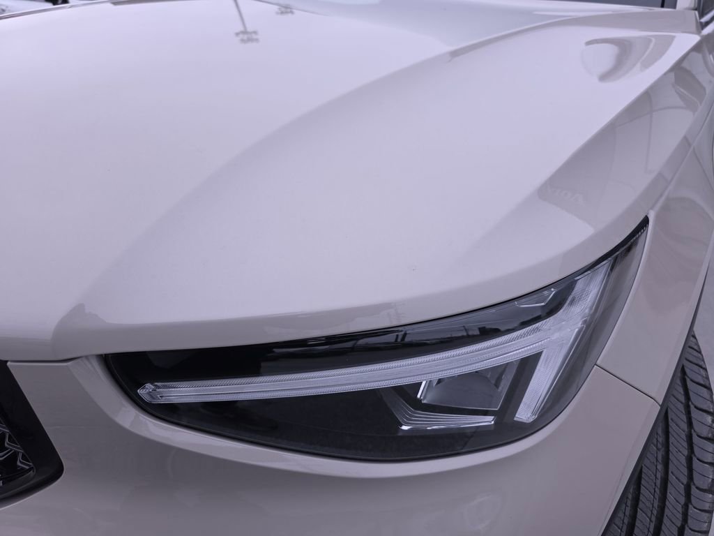 New 2026 Volvo XC40 B5 Core w/ Protection Package image 34