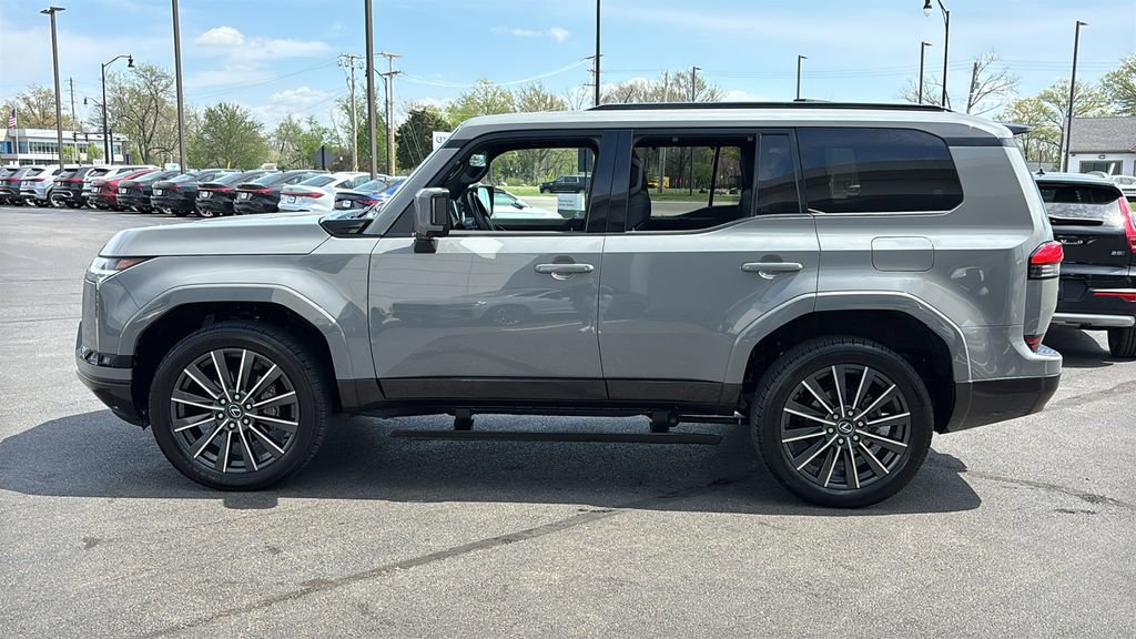 Used 2024 Lexus GX 550 w/ Accessory Package (2T) image 3