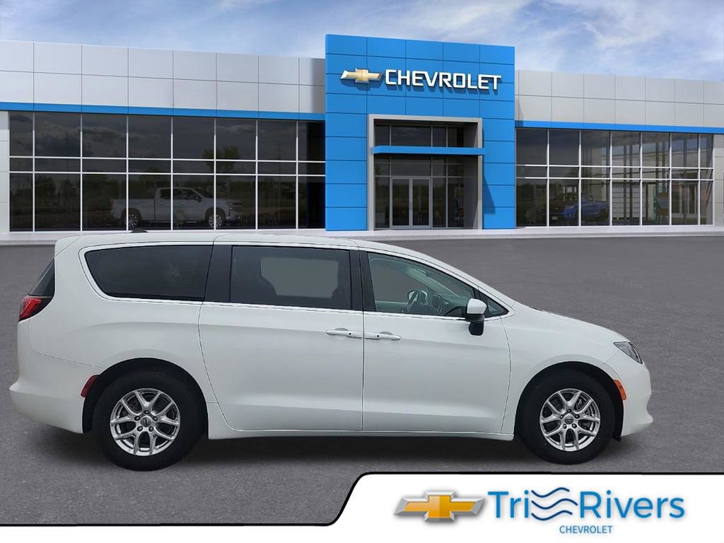 Used 2023 Chrysler Voyager LX image 6