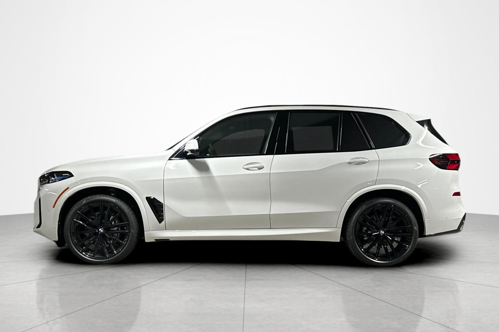 New 2026 BMW X5 xDrive40i w/ M Sport Package AWD/4WD image 2