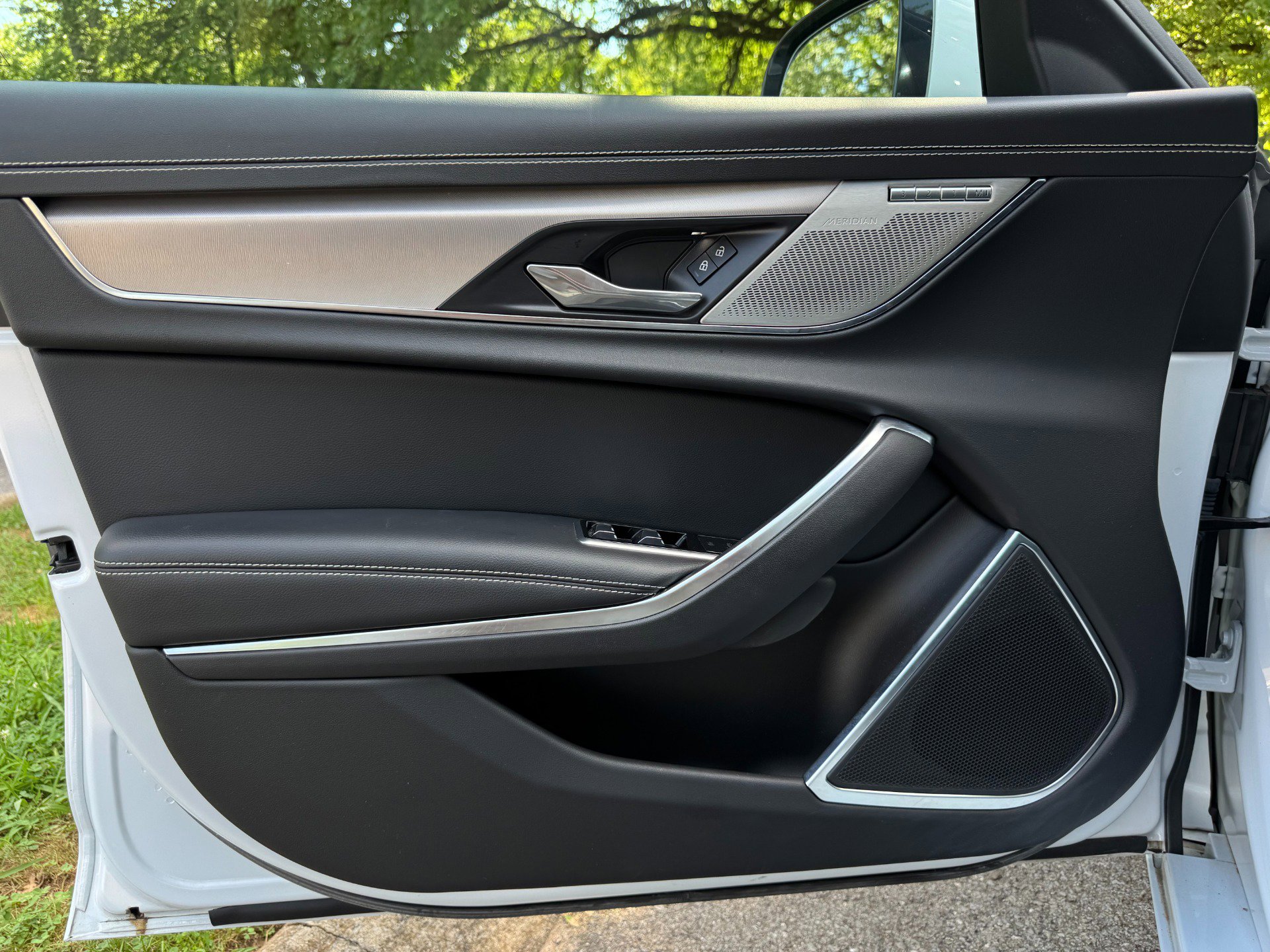 Used 2021 Jaguar XF R-Dynamic SE image 91