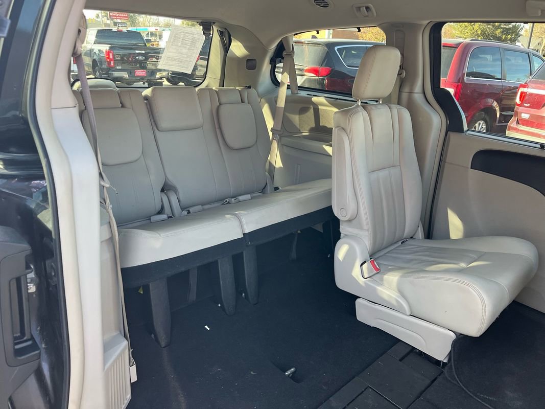 Used 2016 Chrysler Town & Country Touring image 15