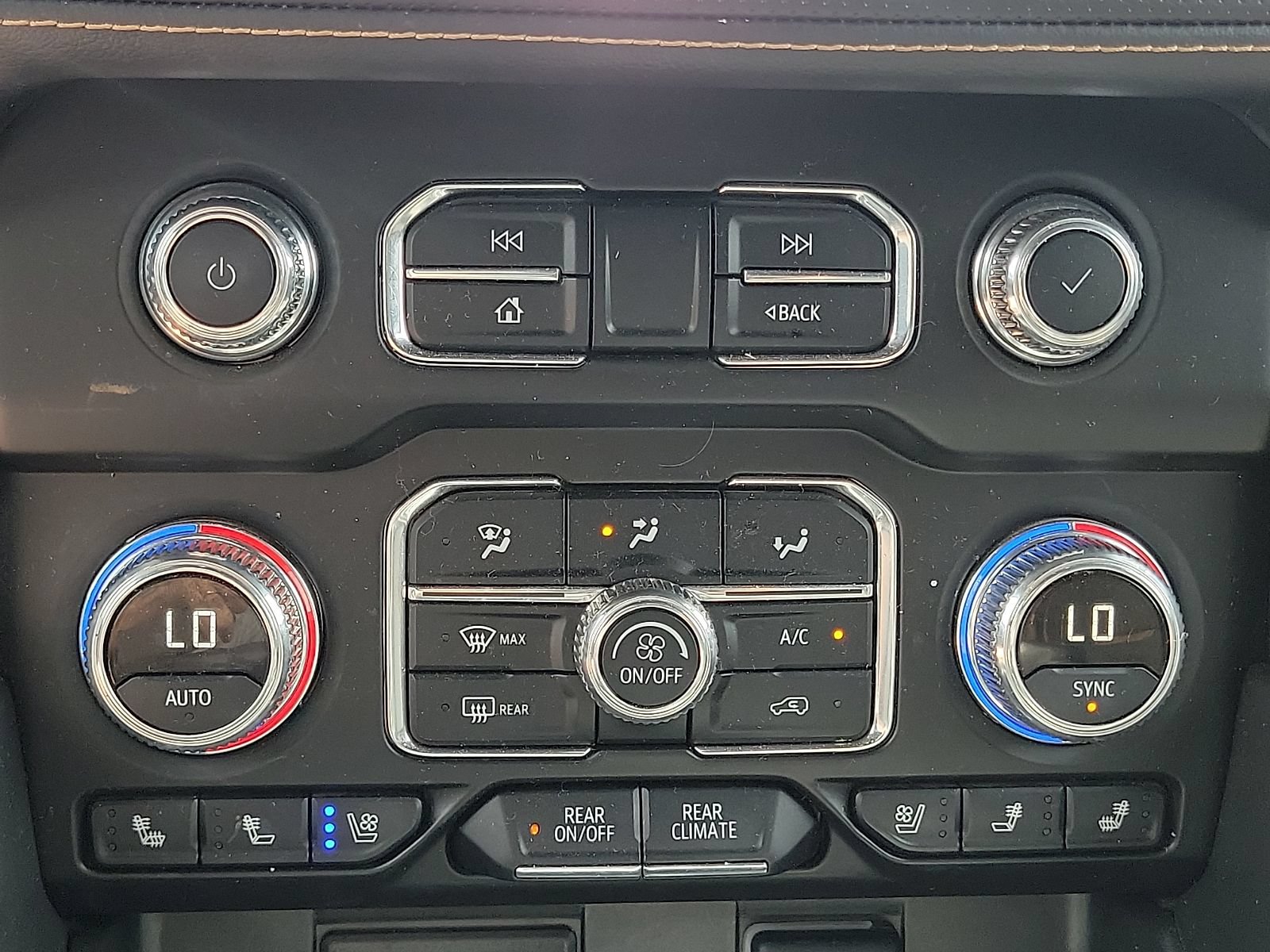 Used 2024 GMC Yukon AT4 w/ Technology Package AWD/4WD image 23