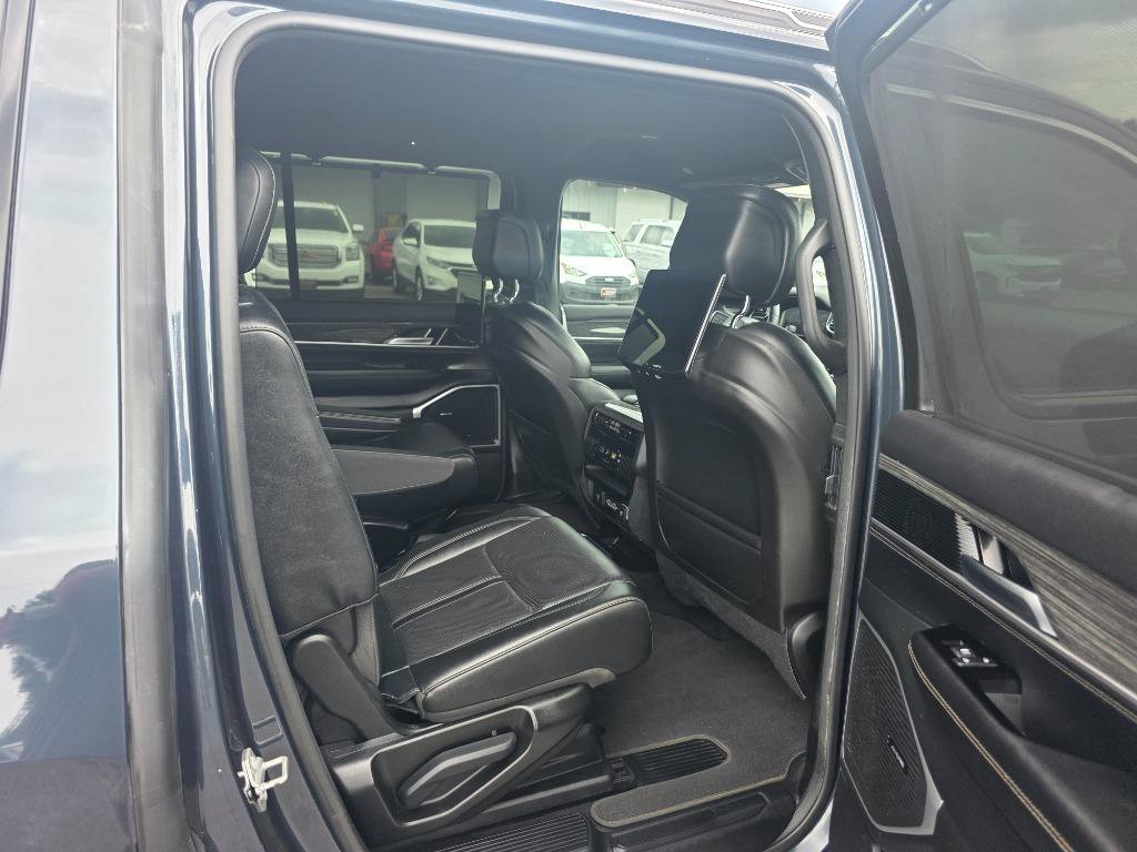 Used 2022 Jeep Wagoneer Series III w/ Convenience Group I AWD/4WD image 16