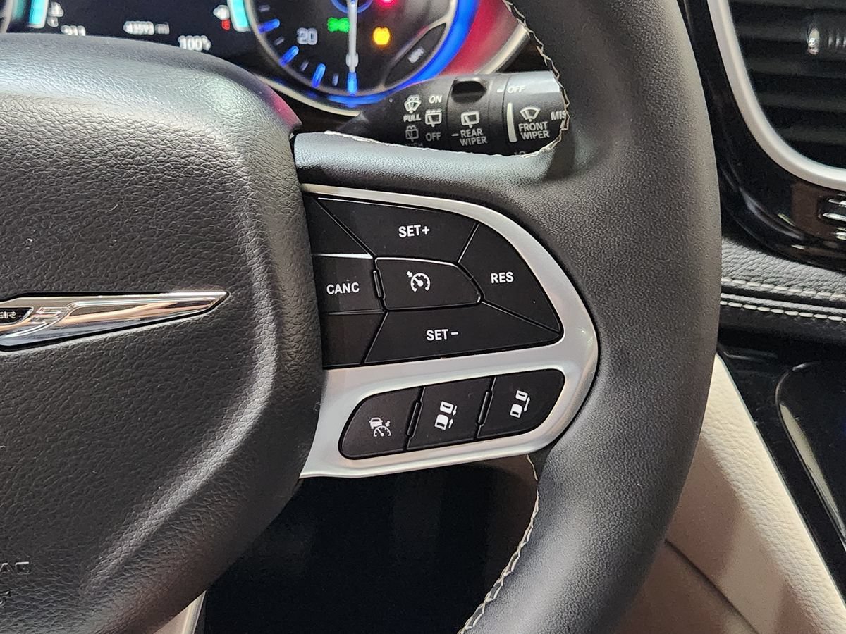 Used 2023 Chrysler Pacifica Limited w/ Uconnect Theater Family Group FWD image 53