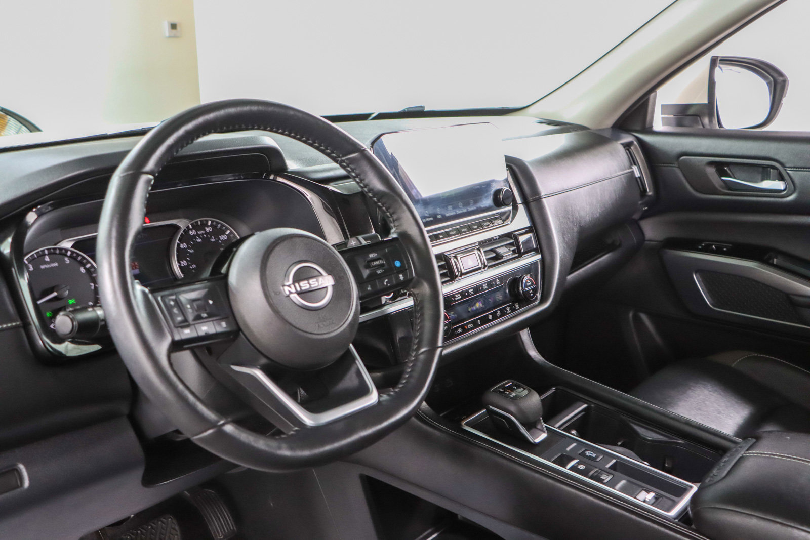 Used 2023 Nissan Pathfinder SL w/ Lighting Package (N92) FWD image 22