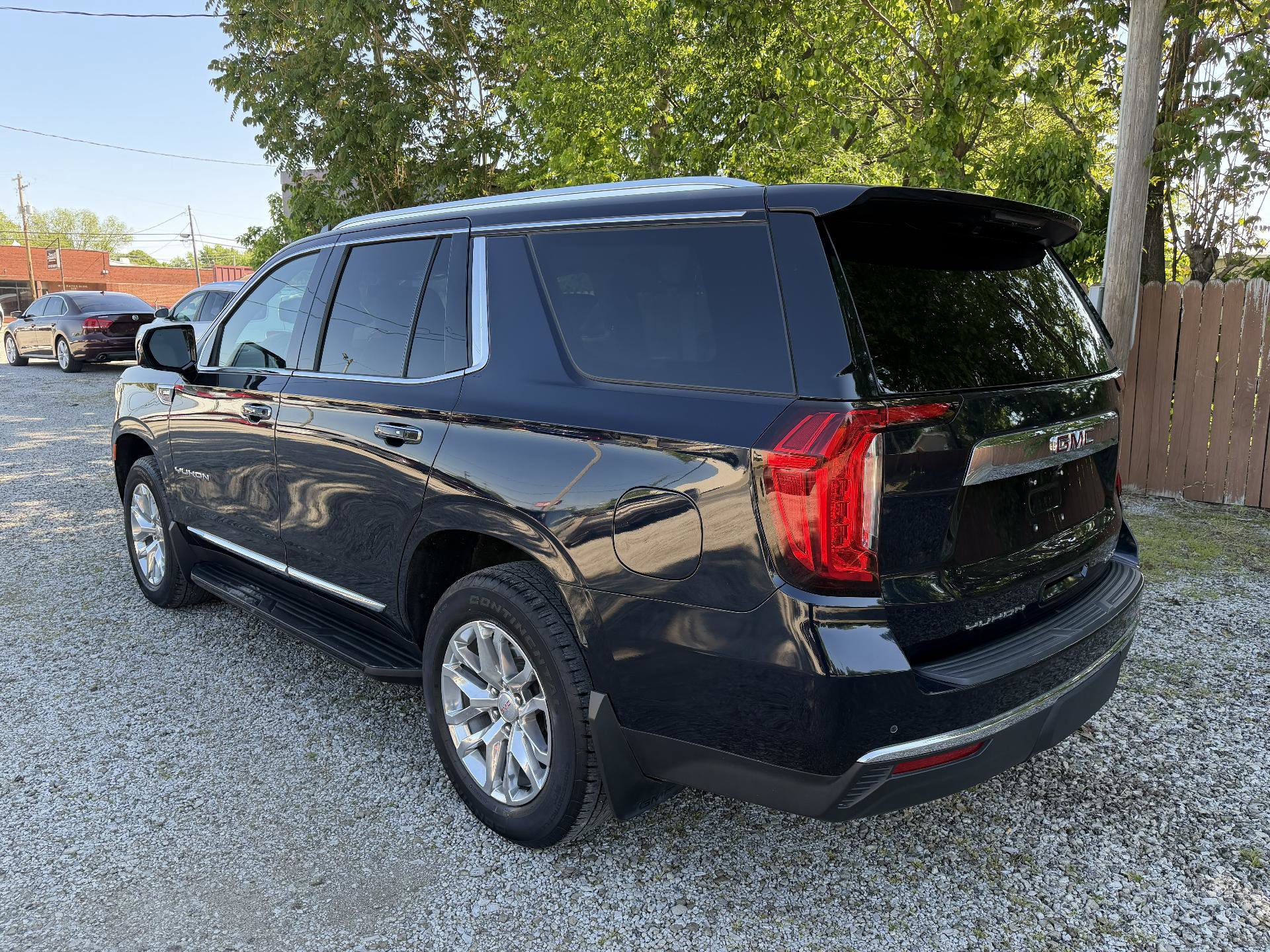 Used 2022 GMC Yukon SLT w/ SLT Luxury Package AWD/4WD image 3