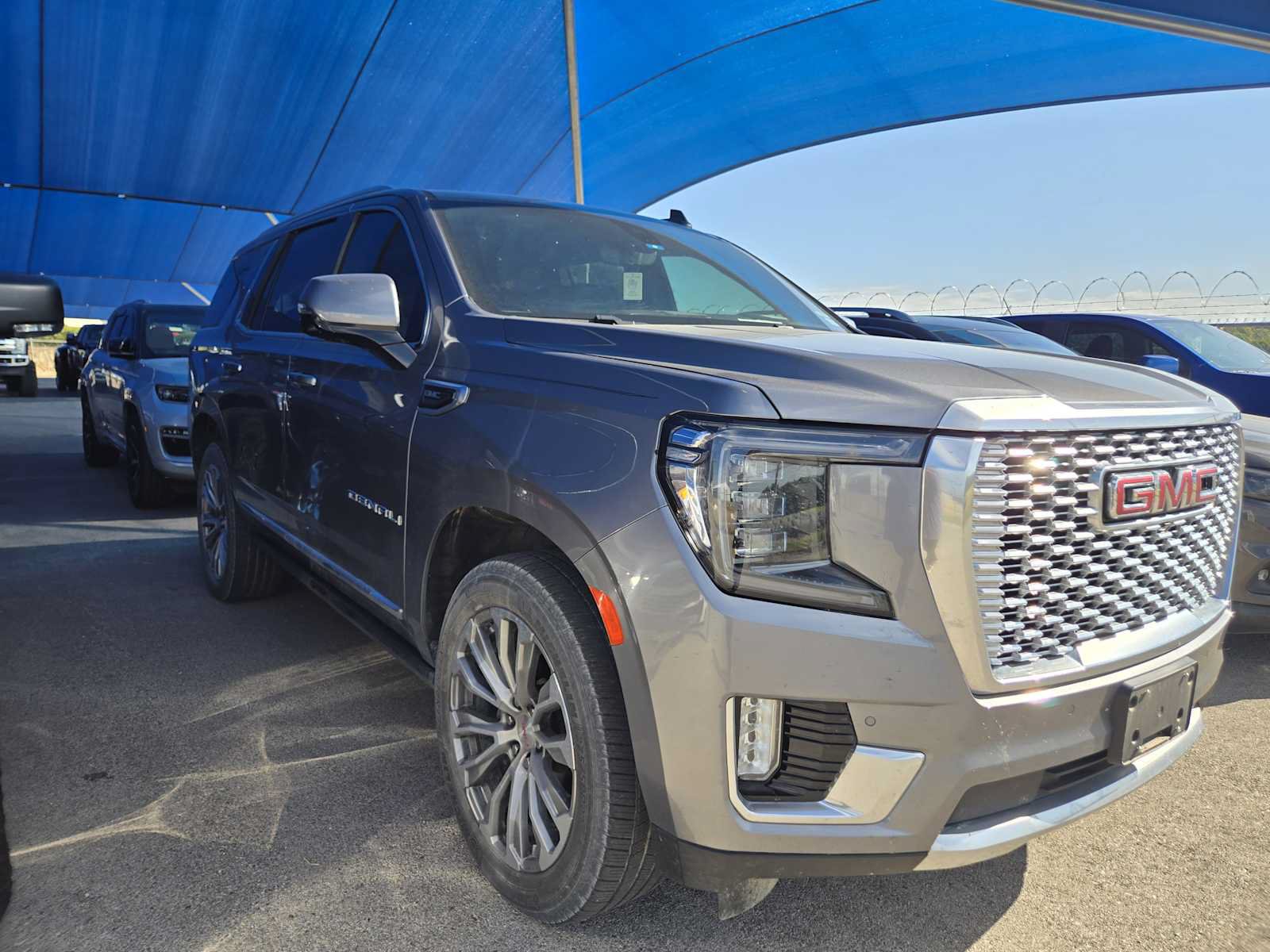 Used 2021 GMC Yukon Denali w/ Denali Premium Package AWD/4WD image 2
