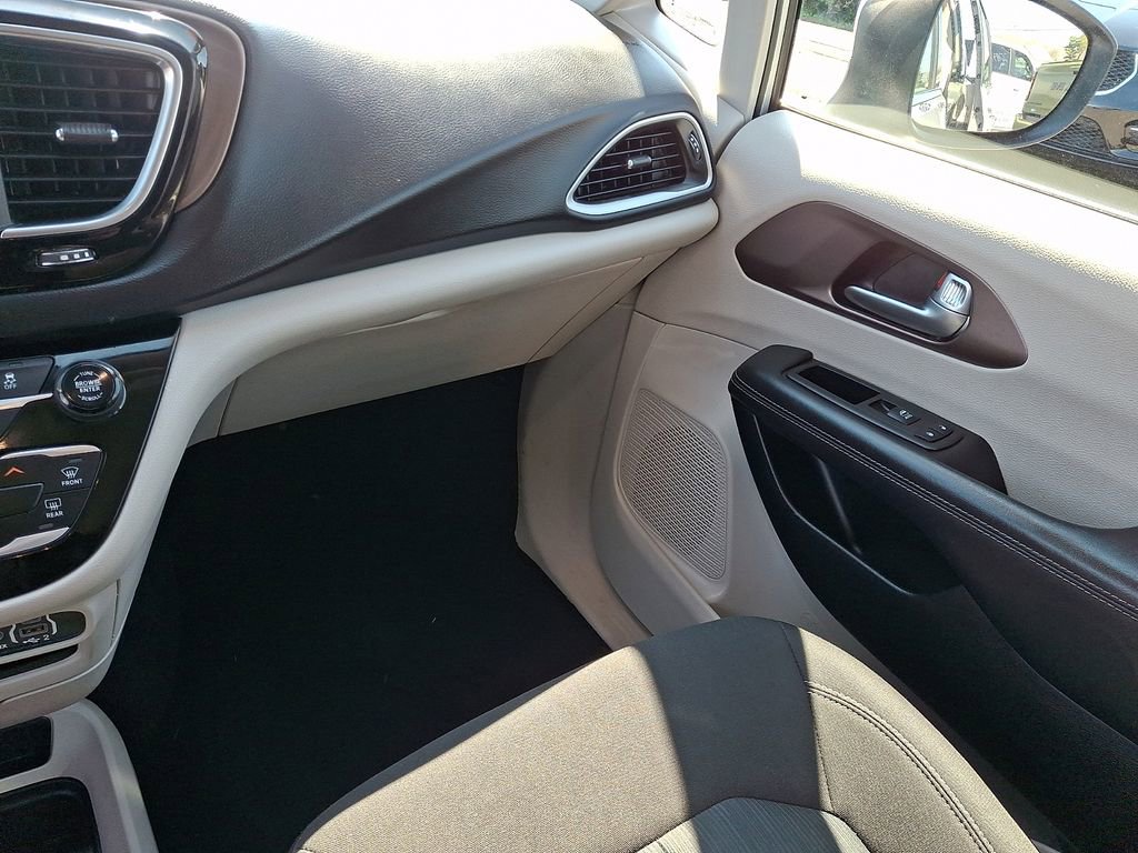 Used 2023 Chrysler Voyager LX FWD image 17
