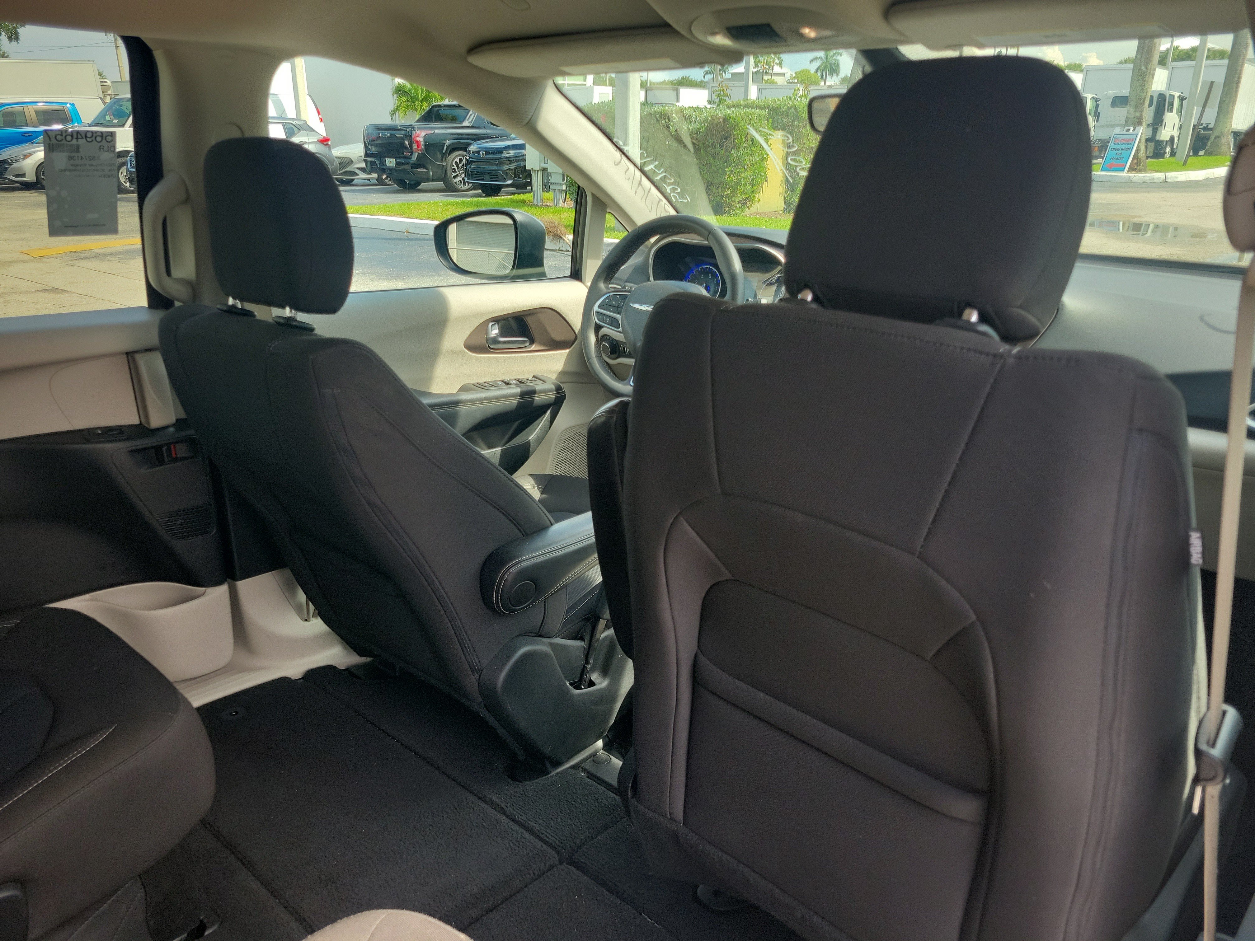 Used 2023 Chrysler Voyager LX FWD image 8