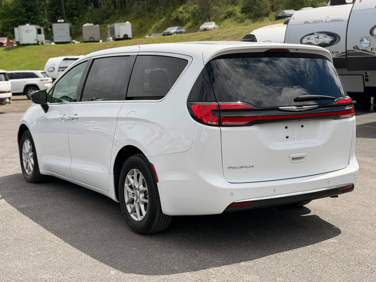 Used 2024 Chrysler Pacifica Touring-L FWD image 7