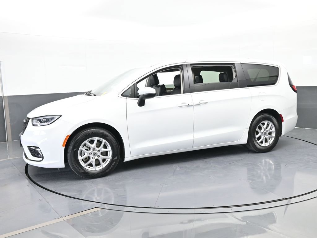 Used 2023 Chrysler Pacifica Touring-L image 2