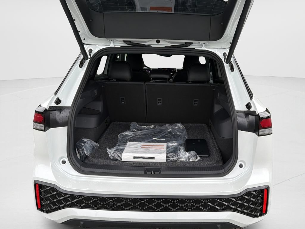 New 2026 Volkswagen Tiguan SE R-Line FWD image 33