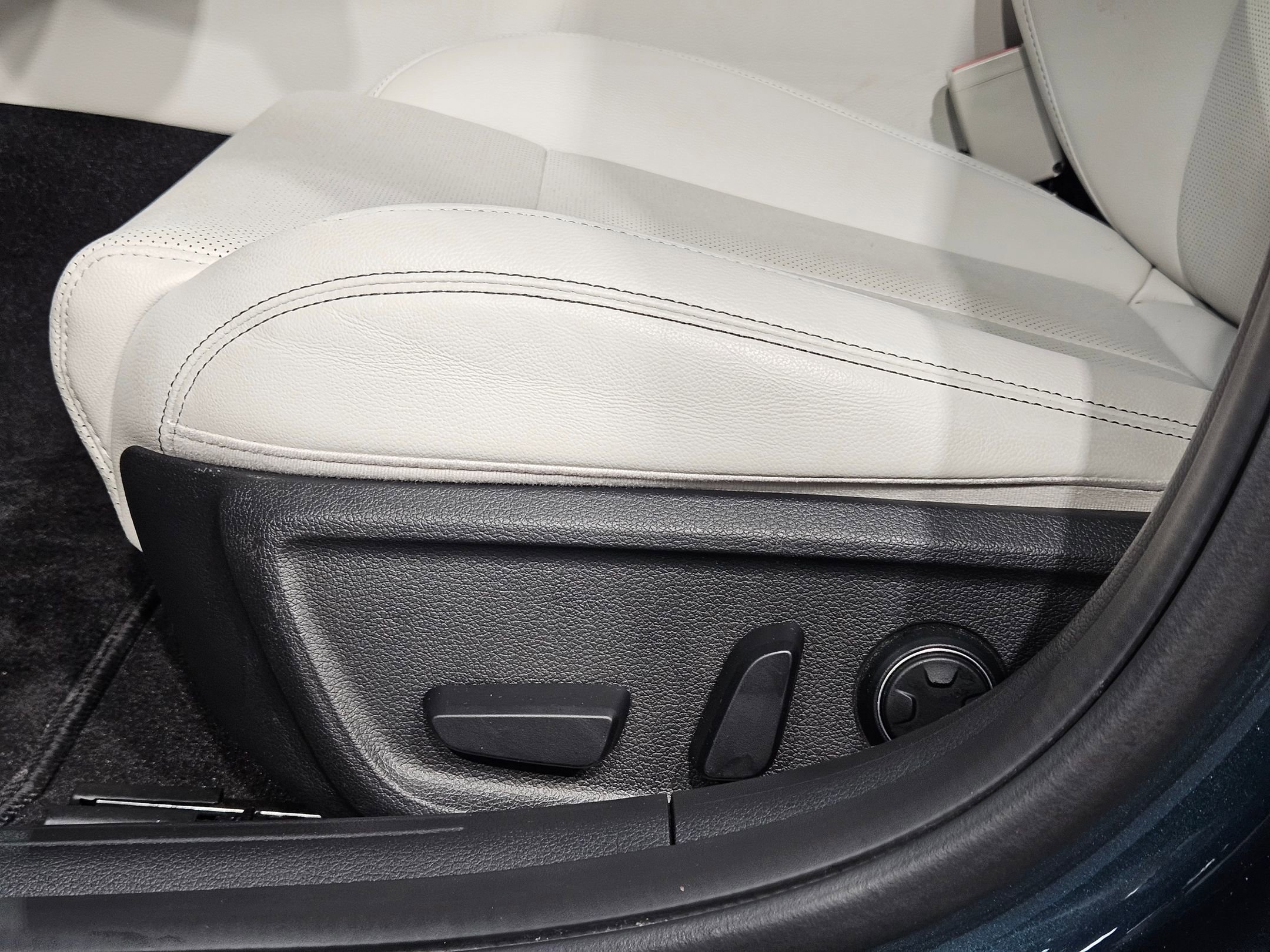 Used 2025 Genesis G70 2.5T RWD image 23