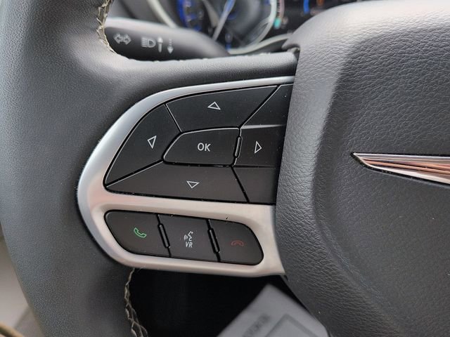 Used 2024 Chrysler Pacifica Touring-L image 18