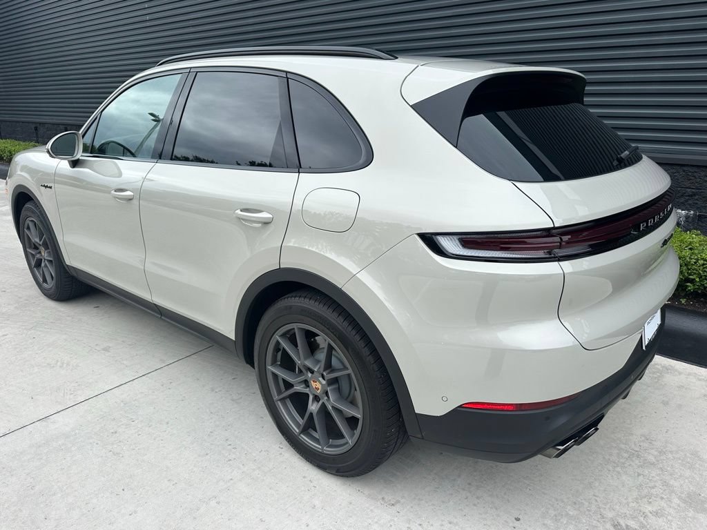 Certified 2025 Porsche Cayenne E-Hybrid AWD/4WD image 3