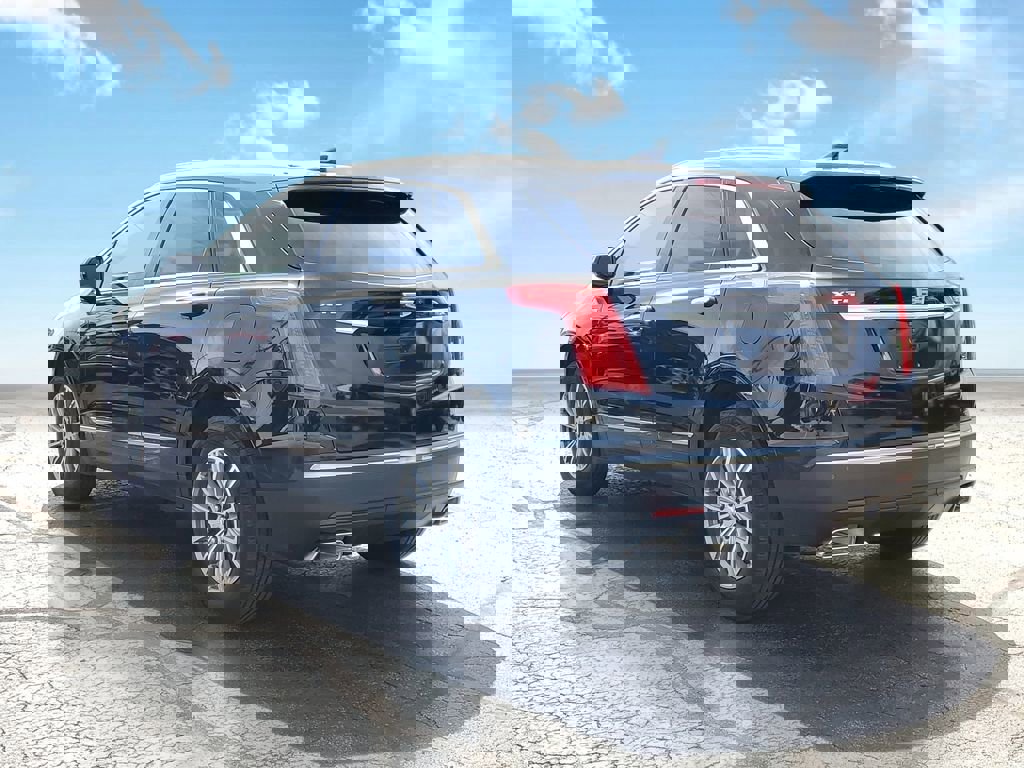 Used 2017 Cadillac XT5 Luxury w/ Driver Awareness Package FWD image 3