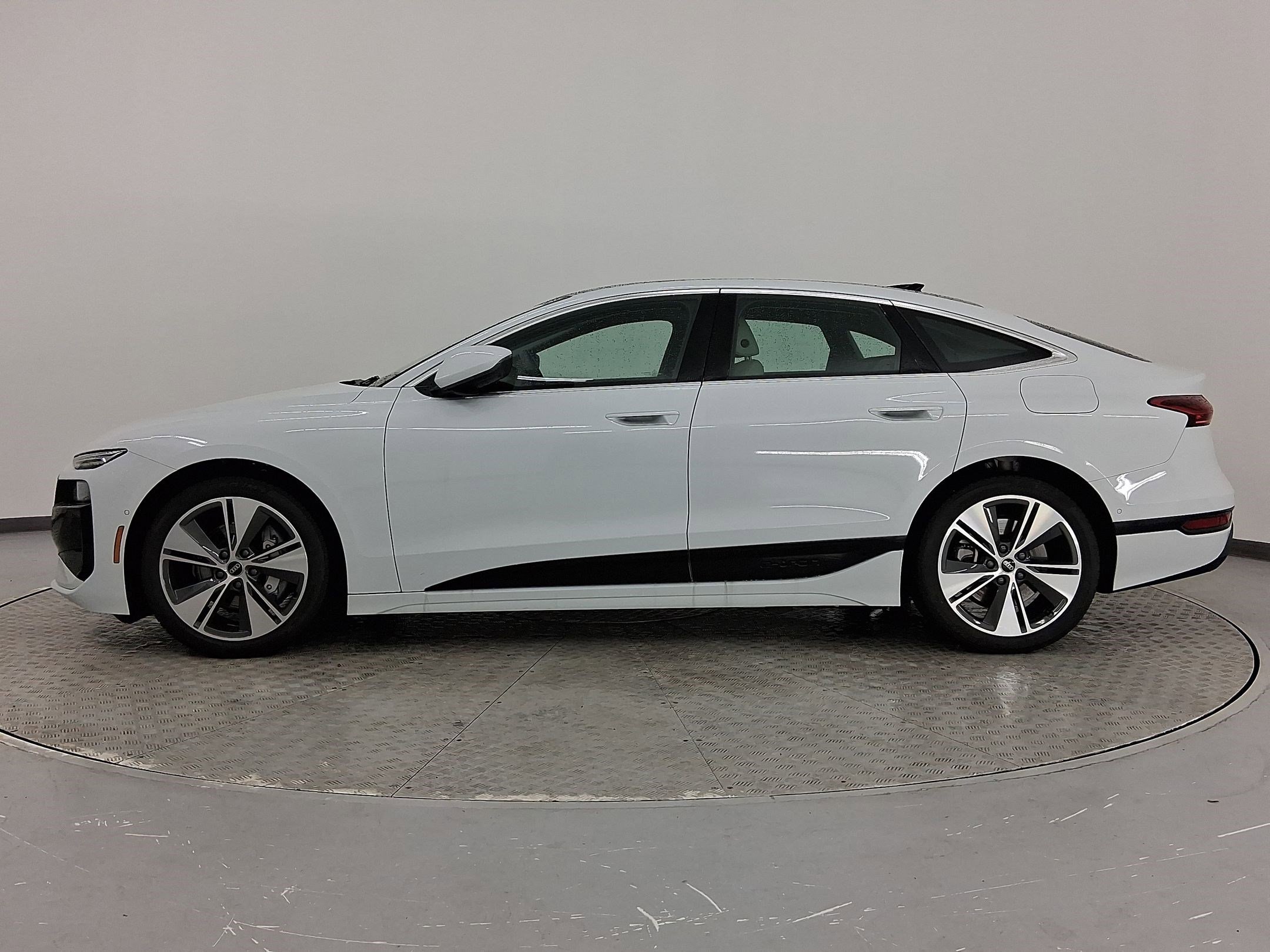 Used 2025 Audi A6 e-tron Premium Plus w/ Premium Plus image 2