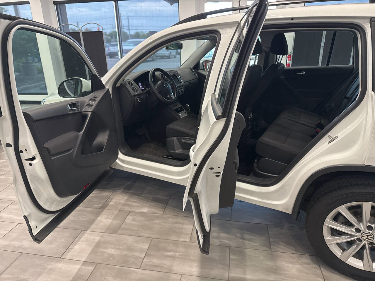 Used 2017 Volkswagen Tiguan Limited w/ Premium Package FWD image 12