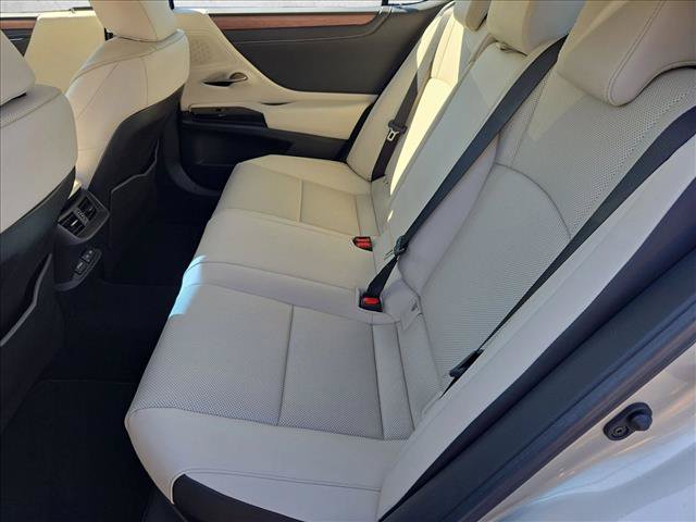 Used 2025 Lexus ES 300h w/ Premium Package FWD image 18