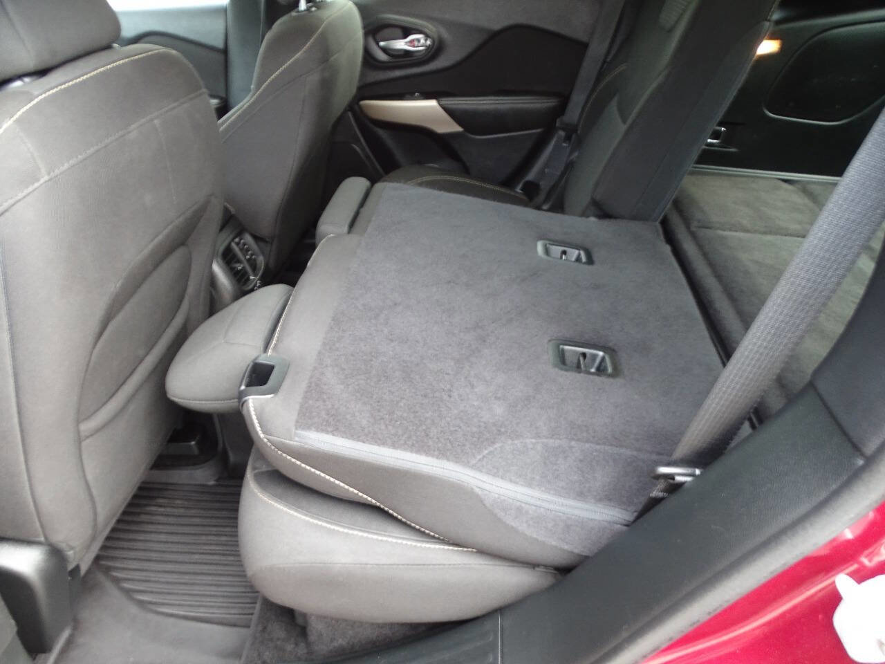 Used 2018 Jeep Cherokee Latitude w/ Quick Order Package 26T image 29