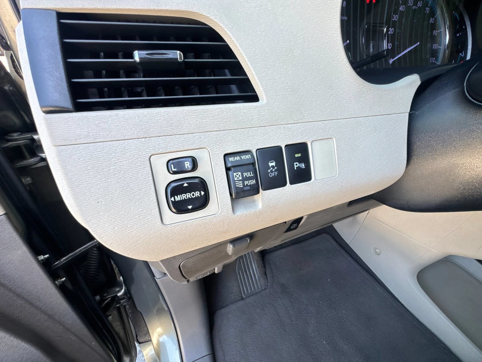 Used 2011 Toyota Sienna XLE w/ XLE Navigation Pkg FWD image 18