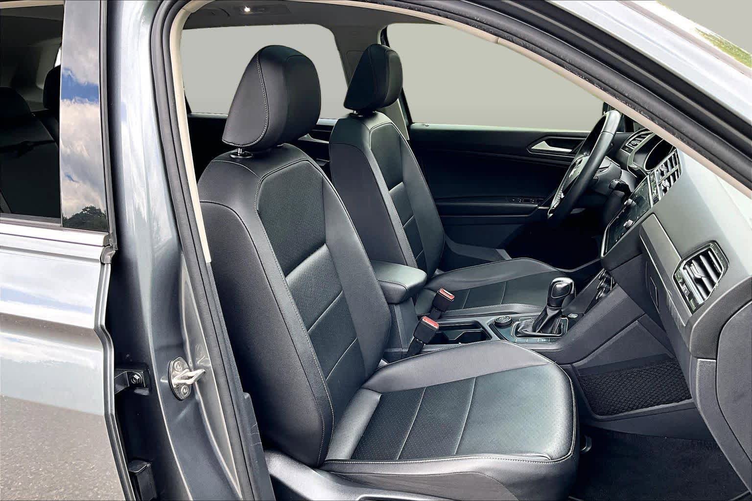 Used 2020 Volkswagen Tiguan SE w/ Panoramic Sunroof Package AWD/4WD image 8