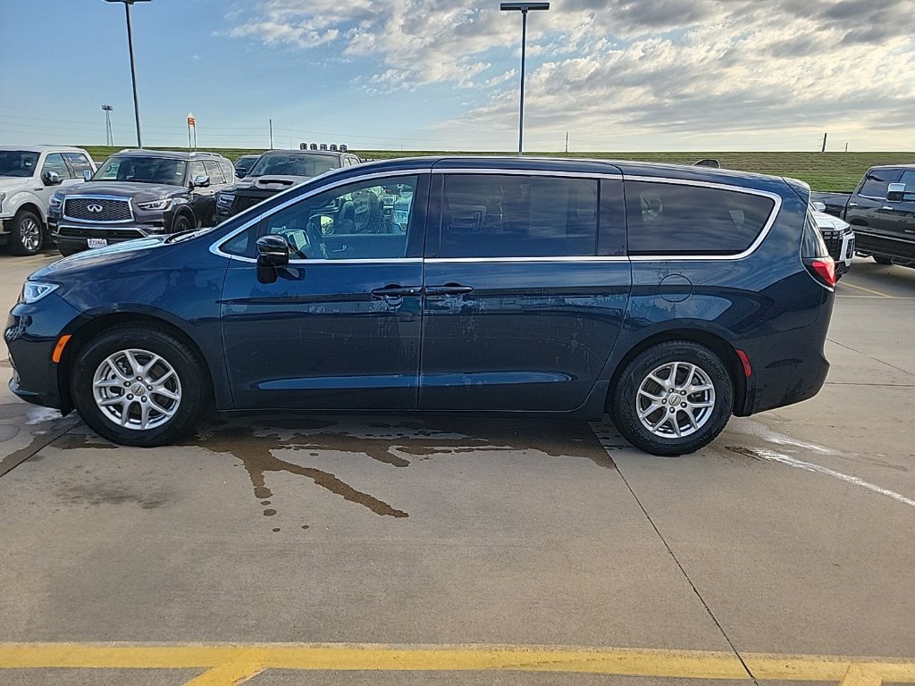 Certified 2025 Chrysler Pacifica Select w/ Uconnect Theater Family Group FWD image 6