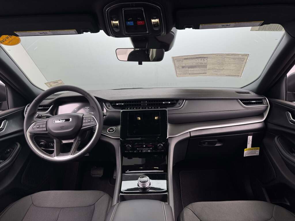 New 2025 Jeep Grand Cherokee L Laredo image 23