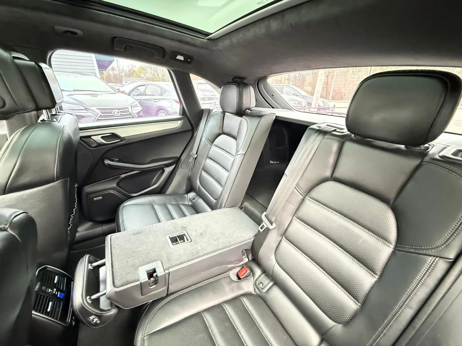 Used 2018 Porsche Macan Turbo AWD/4WD image 13