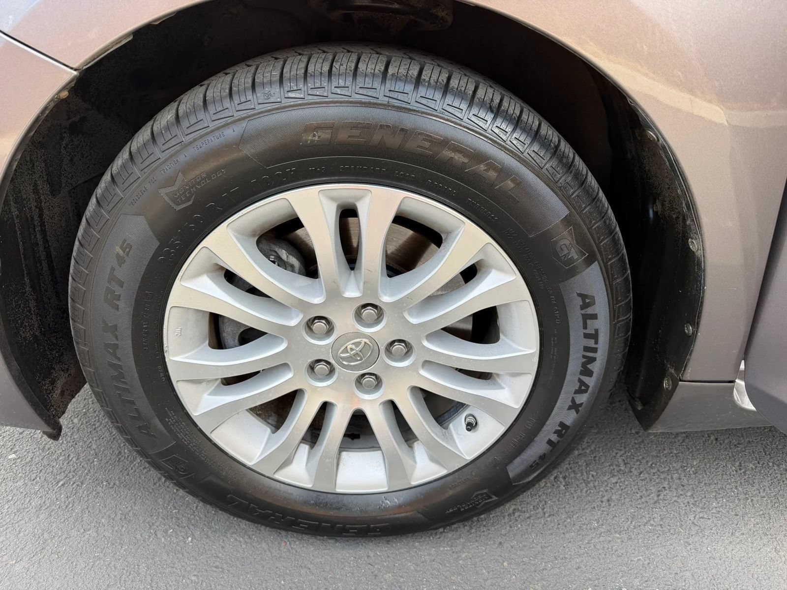 Used 2013 Toyota Sienna XLE FWD image 30