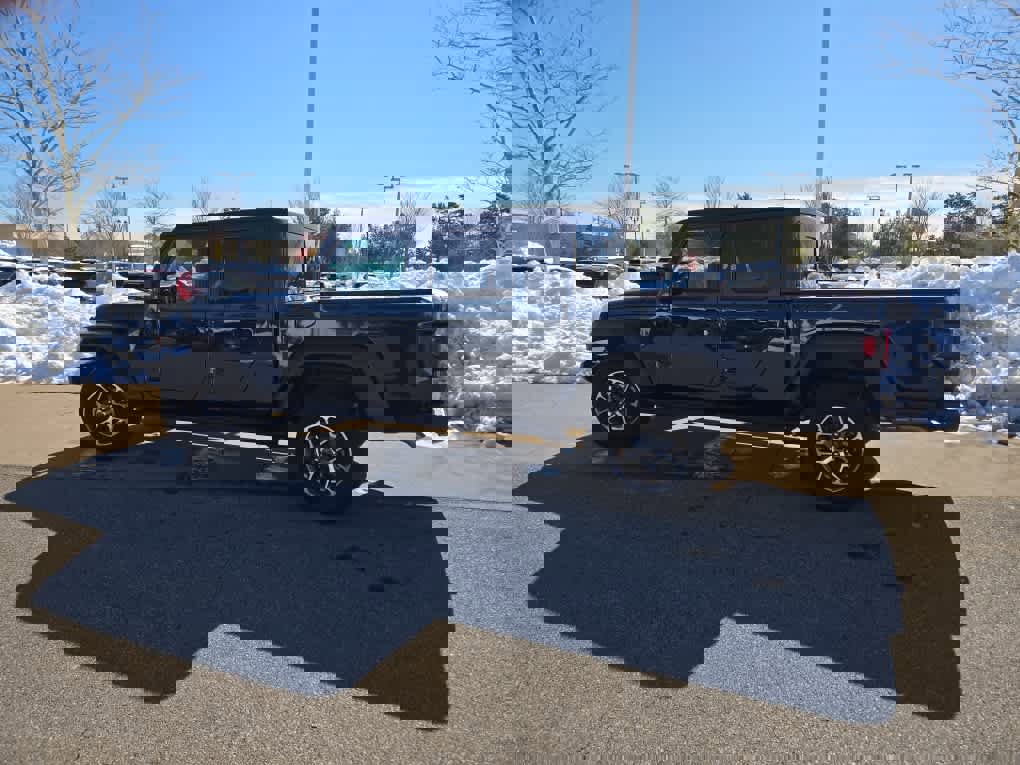 Used 2025 Jeep Gladiator Sport image 4