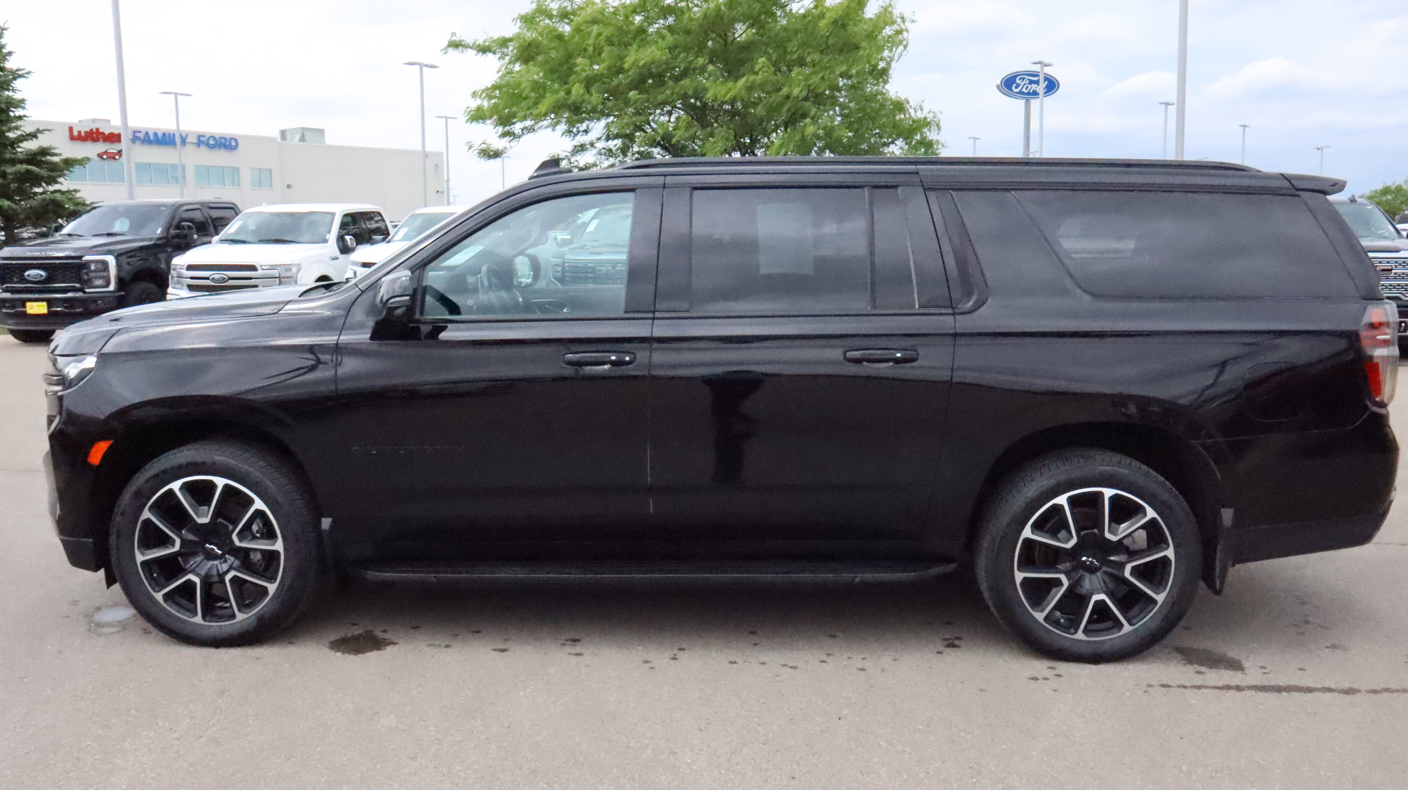 Certified 2022 Chevrolet Suburban RST w/ Luxury Package AWD/4WD image 4