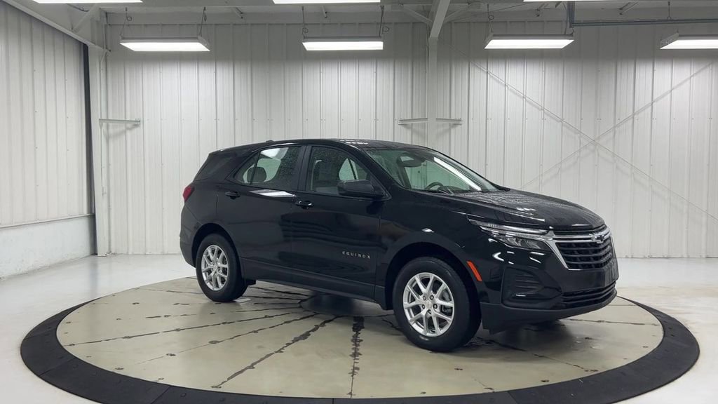 Used 2023 Chevrolet Equinox LS image 2