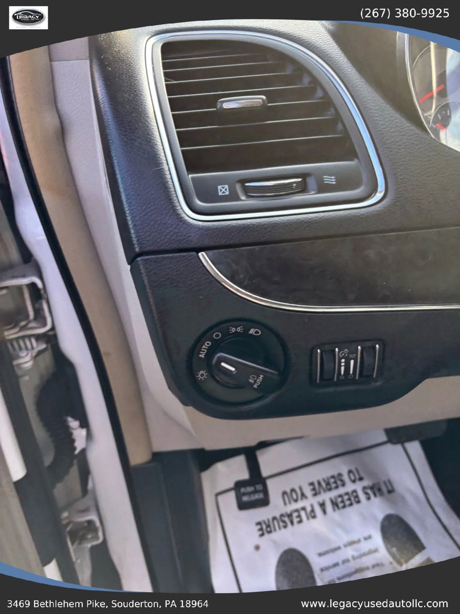 Used 2016 Chrysler Town & Country Touring FWD image 30