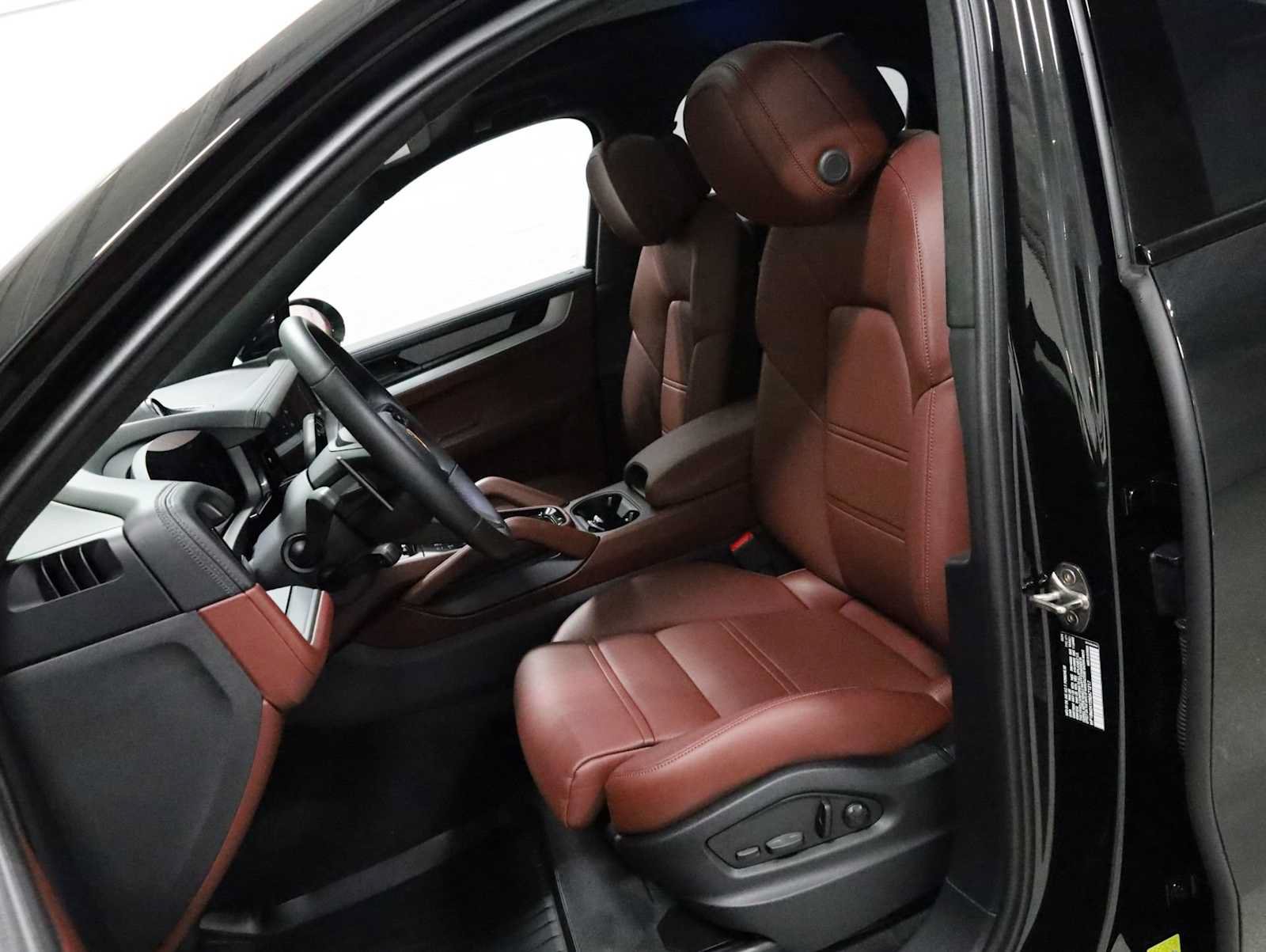 Certified 2024 Porsche Cayenne Turbo AWD/4WD image 5
