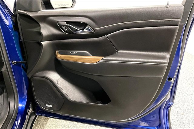 Used 2023 GMC Acadia SLE image 30