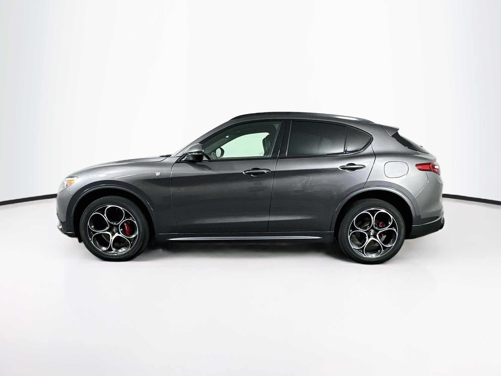 Used 2023 Alfa Romeo Stelvio Ti AWD/4WD image 4