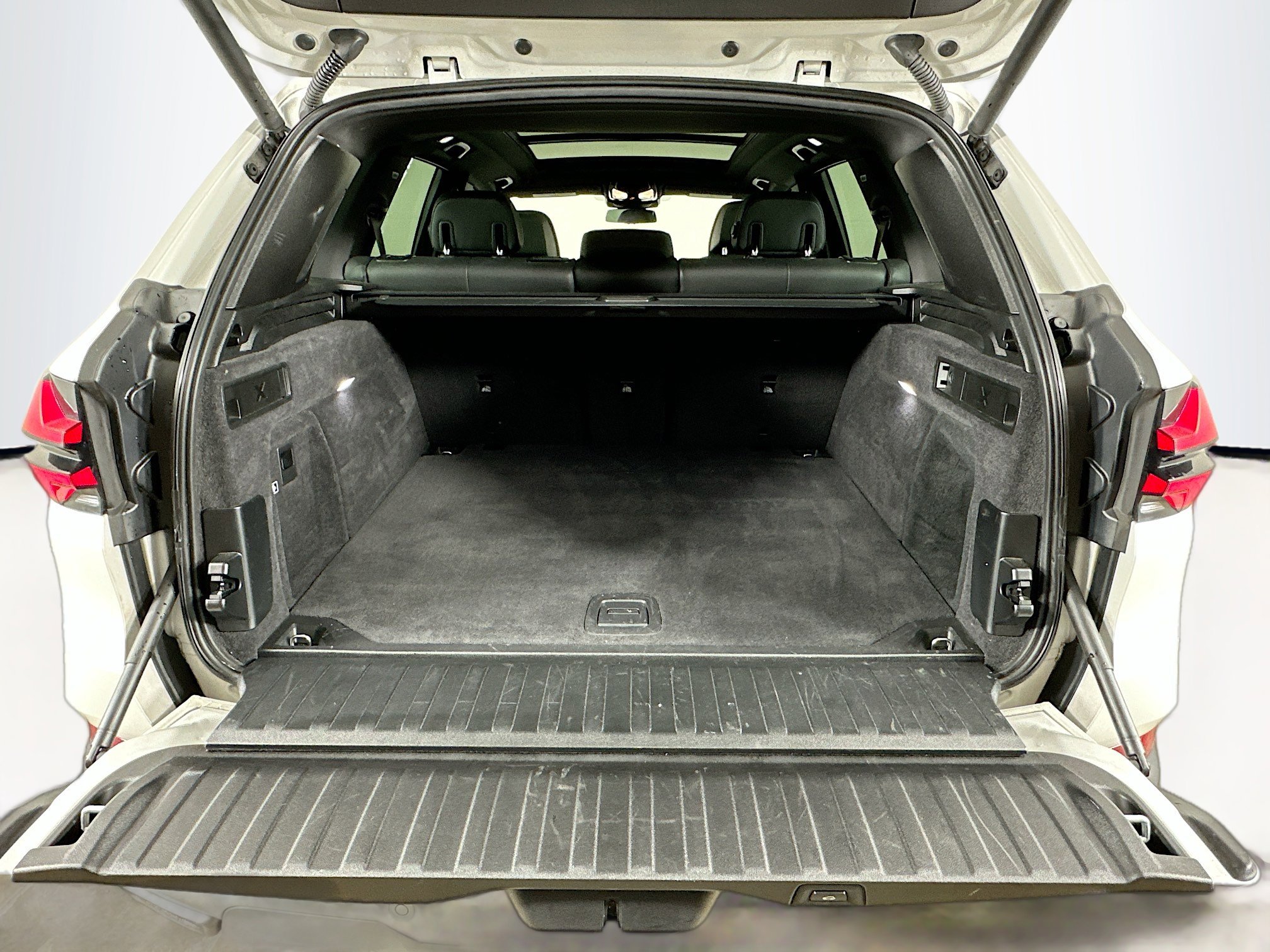 Used 2024 BMW X5 sDrive40i w/ Premium Package image 30