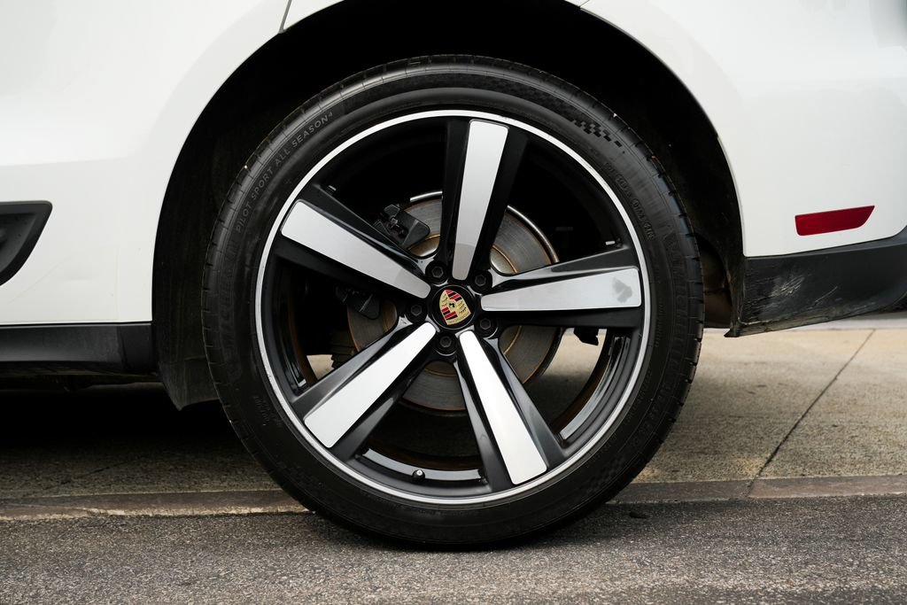 Certified 2024 Porsche Macan AWD/4WD image 12