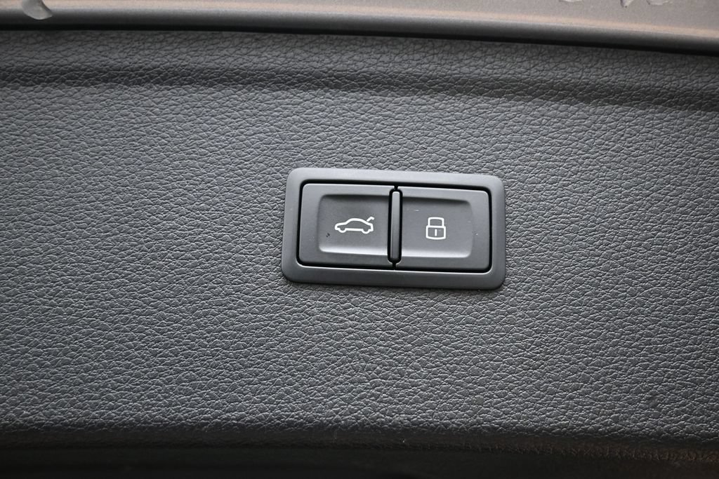 Used 2024 Audi Q5 e Premium w/ Convenience Package AWD/4WD image 16