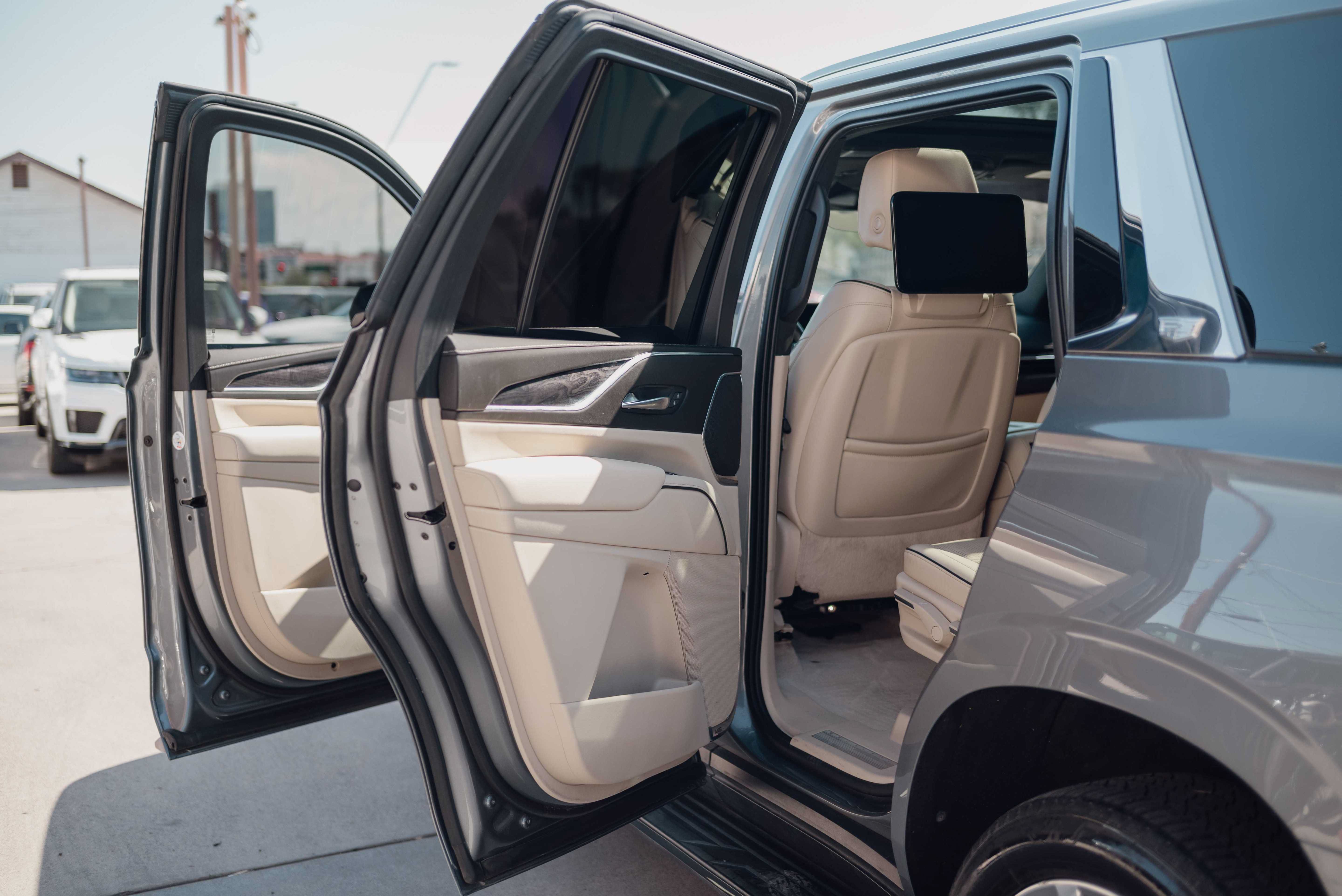 Used 2021 Cadillac Escalade Premium Luxury w/ Performance Package AWD/4WD image 9