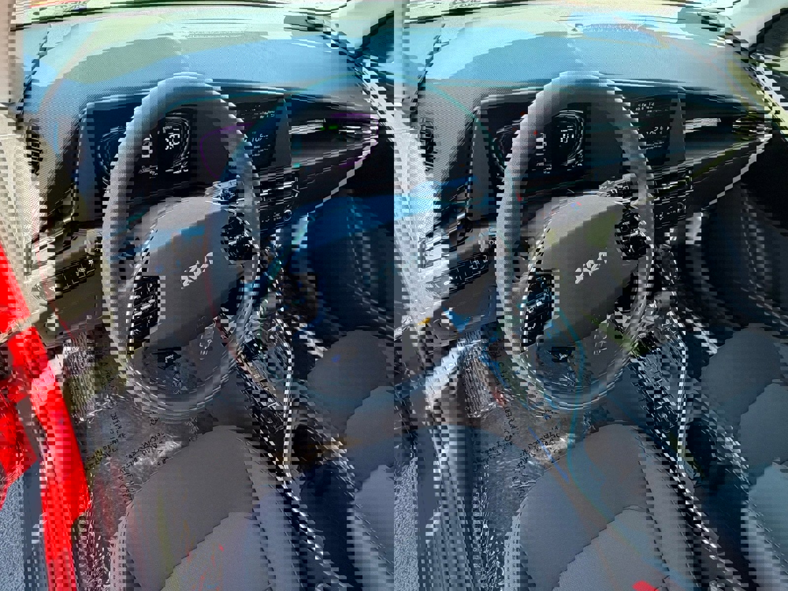 Used 2024 Kia Niro LX image 17