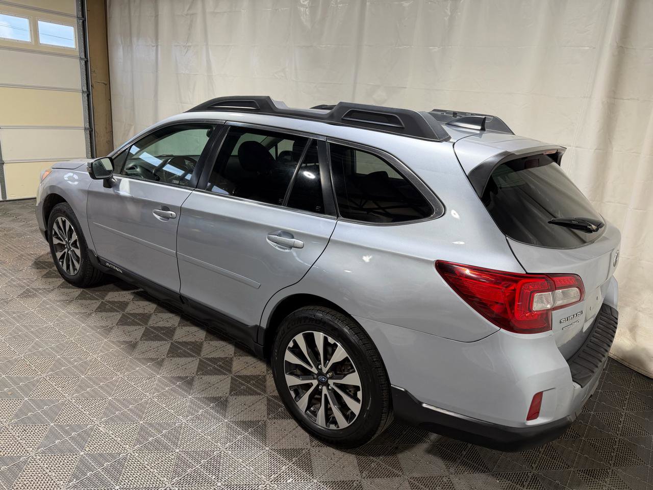Used 2016 Subaru Outback 2.5i Limited AWD/4WD image 4