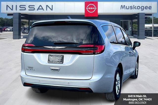 Used 2024 Chrysler Pacifica Touring-L image 5