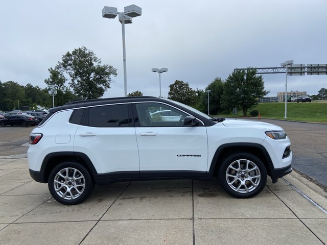 Used 2025 Jeep Compass Limited AWD/4WD image 13