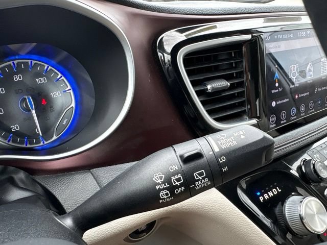 Used 2018 Chrysler Pacifica Limited w/ Tire & Wheel Group FWD image 24