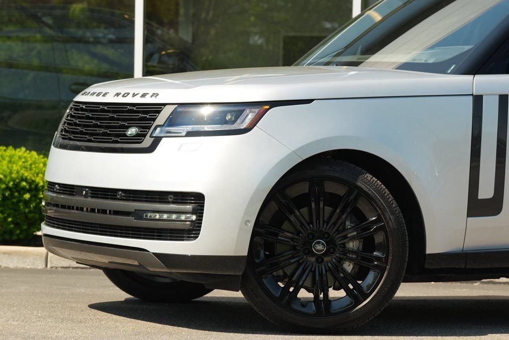 Used 2025 Land Rover Range Rover SE AWD/4WD image 2